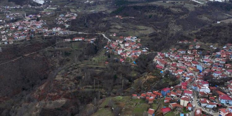 Tokat’ta heyelan sebebiyle köy ikiye ayrıldı