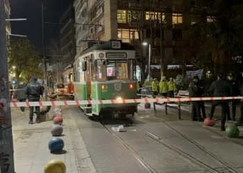 Torununu tramvayın altında kalmaktan kurtaran babaanne hayatını kaybetti