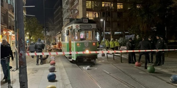 Torununu tramvayın altında kalmaktan kurtaran babaanne hayatını kaybetti