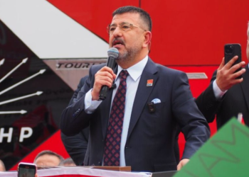 Veli Ağbaba 'taş'ı unuttu, sosyal medya kahkahaya boğuldu: 'Elimi değil gövdemi sokmaya geldim'