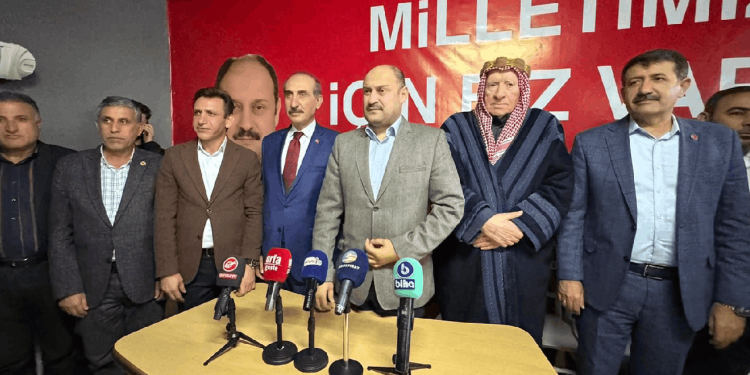 Yeniden Refah'a AKP'den bir transfer daha: Mevcut belediye başkanını kadroya kattılar... Rozetini de eski AKP'li taktı