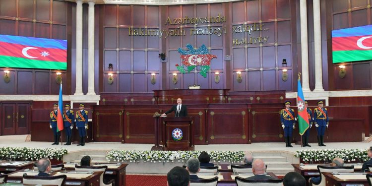 Yeniden seçilen Aliyev, yemin ederek görevine başladı