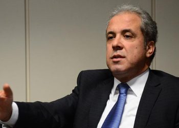 Şamil Tayyar beddua ederek, deprem konutu hakkından feragat etti