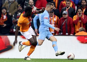 Antalyaspor cephesi hakeme tepkili: Penaltı yok, gol de ofsayt