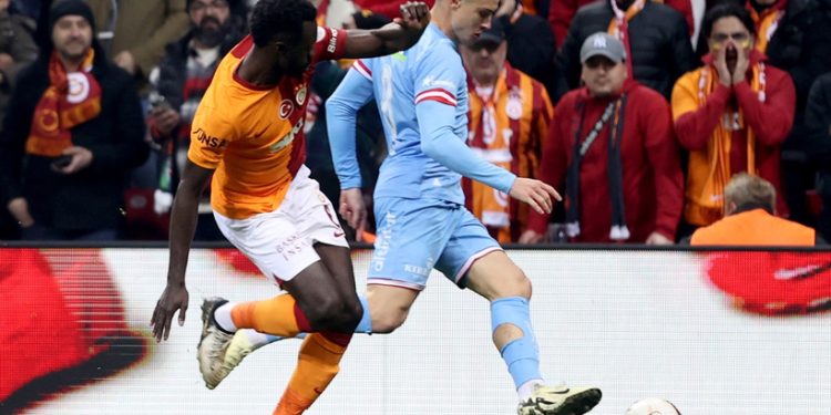 Antalyaspor cephesi hakeme tepkili: Penaltı yok, gol de ofsayt