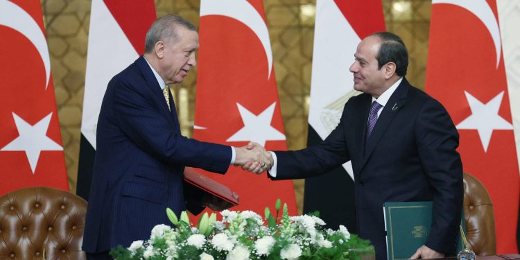 Erdoğan 12 yıl sonra Mısır’da: ‘Darbeci’ Sisi, ‘değerli kardeşim’ oldu