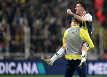 Fenerbahçe 90+6’da tartışmalı penaltıyla kazandı