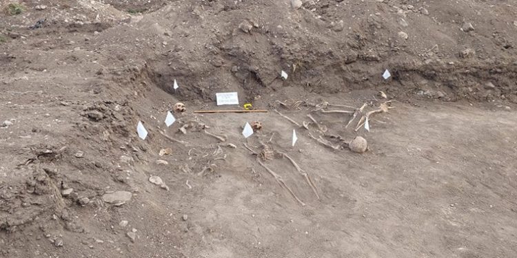 Hocalı’da katliamın kurbanlarına ait olduğu tahmin edilen toplu mezar bulundu