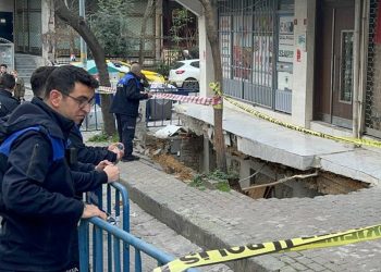 Kaldırım 2 metre çöktü, anne ve çocuğu içine düştü