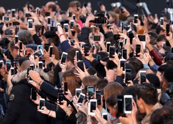 Fransa’da “akıllı telefon istilasına” karşı adım: Kamusal alanlarda cep telefonu kullanımı “yasaklandı”
