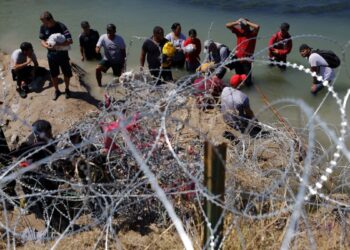 Teksas’ın sınırı yasadışı geçenlerin tutuklanmasıyla ilgili yasası yürürlüğe girdikten birkaç saat sonra donduruldu