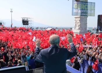 Erdoğan: “Sabah erken kalkan Özgür efendiden rol çalıyor”