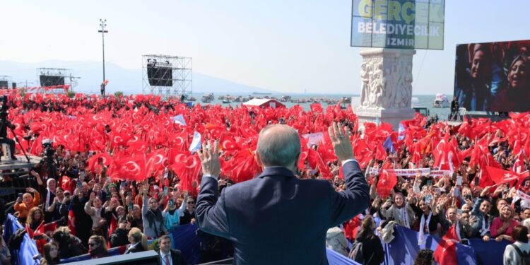 Erdoğan: “Sabah erken kalkan Özgür efendiden rol çalıyor”