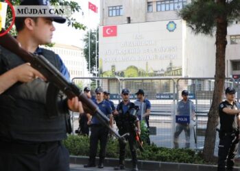 Kenti parsel parsel satıp, belediyeyi AKP binasına çevirdiler