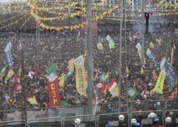 Görkemli Amed Newrozu halaylarla sona erdi