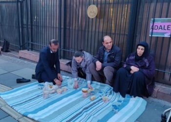 Emine Şenyaşar iftarını Adalet Bakanlığı’nın önünde açtı