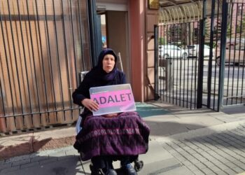 Emine Şenyaşar bir kez daha bakanlık önünde