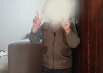 3 yaşındaki çocuk puşi taktığı için polis şiddetine maruz kaldı