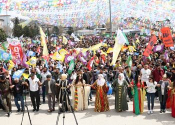 Dîloklular Newroz halayına durdu