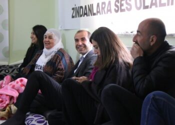 Bayındır Adalet Nöbeti’ni ziyaret etti: Annelerin mücadelesi sessizliği kırdı
