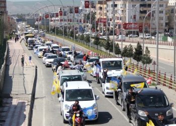 Yüzlerce araçlık konvoylarla gövde gösterisi yapıldı