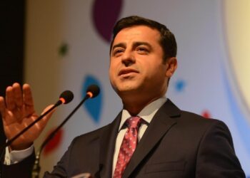 Demirtaş’a yönelik ayakkabı çıkartma dayatmasından vazgeçildi