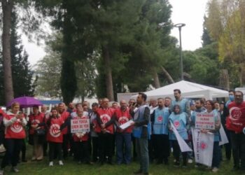 Ege Üniversitesi Hastanesi çalışanlarından ek ödemede eylemi
