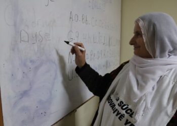 Adalet Nöbeti yerlerini Kürtçe eğitim merkezine çevirdiler