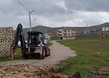 Kamulaştırma bedeli ödenmeyen arsa sahibi yolu trafiğe kapattı