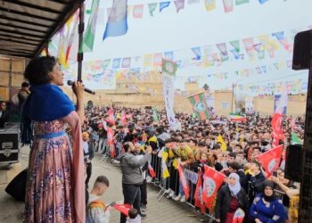 Midyat ve Çelê’de Newroz ateşi yakıldı