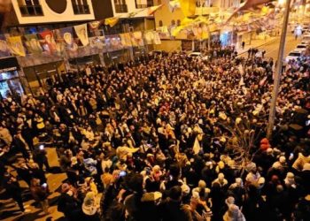 Mêrdîn’de yurttaşlar meşalelerle DEM Parti’ye destek yürüyüşü düzenledi