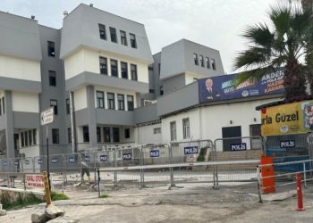 Akdeniz Belediyesi’nin etrafına polis bariyerleri yerleştirdi