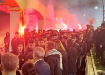 Yüzlerce genç, meşalelerle DEM Parti’ye yürüdü