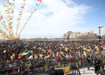 Newroz alanını ‘özgürlük’ talebiyle hıncahınç doldurdular