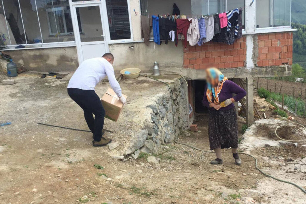 AKP’li belediye, Ramazan kolilerinde tarihi geçmiş ürünleri dağıttı!