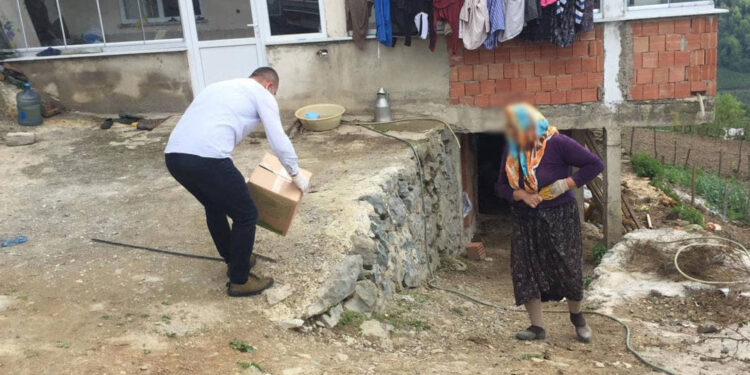 AKP’li belediye, Ramazan kolilerinde tarihi geçmiş ürünleri dağıttı!