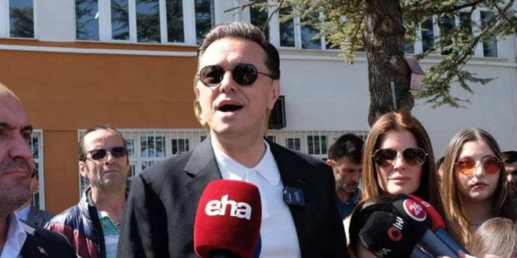 AKP'nin Eskişehir adayı Hatipoğlu, oy vermeye gittiği okulda gazetecileri azarladı