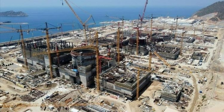 Akkuyu'da işçileri taşıyan minibüs devrildi, 23 kişi yaralandı