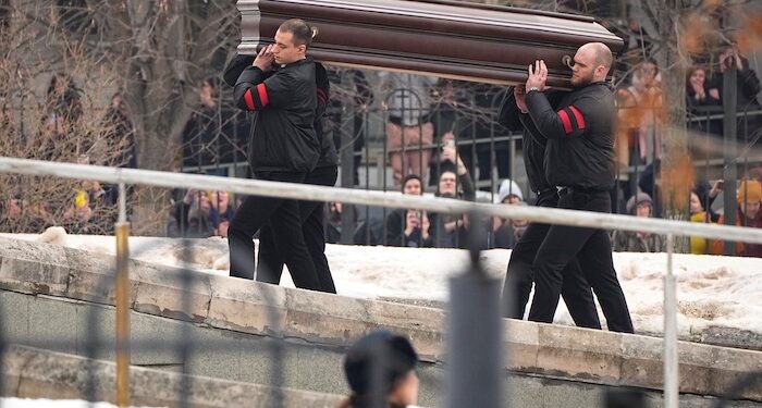 Aleksey Navalni toprağa verildi; cenazesine binlerce Rus katıldı