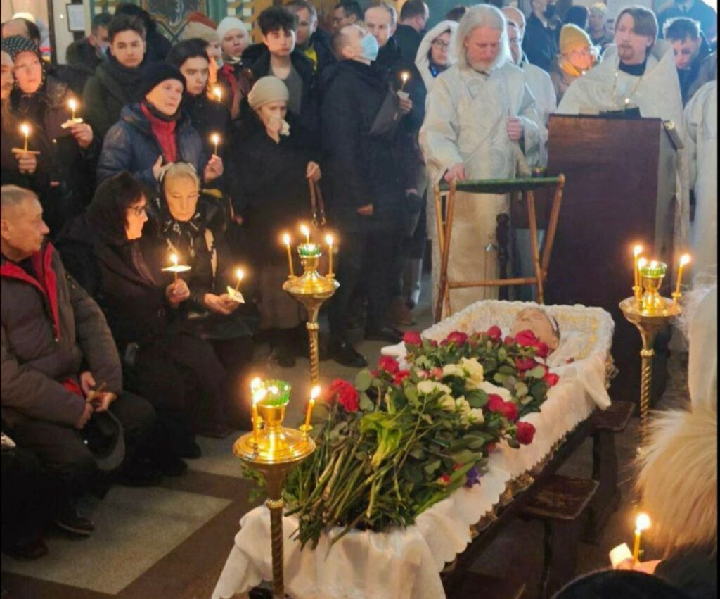 Aleksey Navalni’nin cenaze töreni: Moskova’da yoğun güvenlik önlemlerine rağmen yüzlerce kişinin katılımıyla yapılıyor