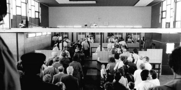 Almanya’da 50 yıl önce Berlin Duvarı’nda bir Polonyalıyı öldürmekle suçlanan eski Stasi subayı yargılanıyor