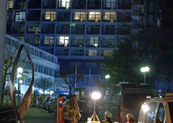 Almanya’da bir kadın, hastanede meşale yakıp kendisini odaya kilitledi