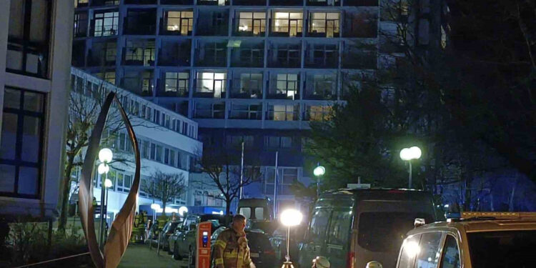 Almanya’da bir kadın, hastanede meşale yakıp kendisini odaya kilitledi