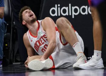 Alperen Şengün'e nazar değdi; parkeyi tekerlekli sandalye ile terk etti