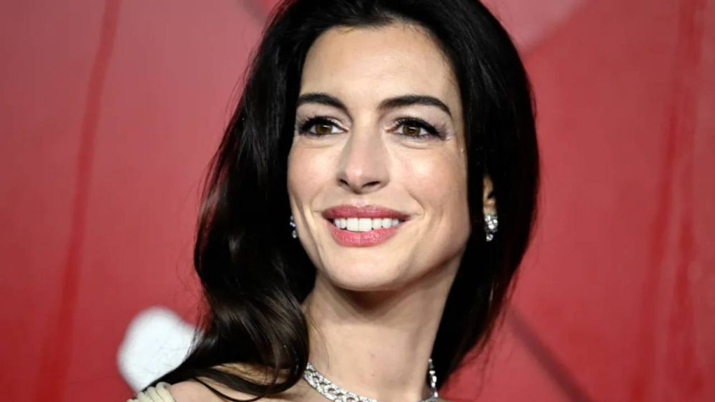 Anne Hathaway sahnede düşük yaptığını açıkladı