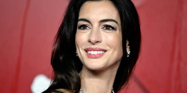 Anne Hathaway sahnede düşük yaptığını açıkladı