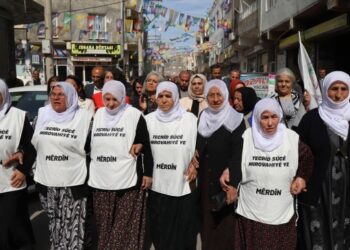 Anneler 'tecrit insanlık suçudur' yazılı önlükleriyle esnafı gezdi