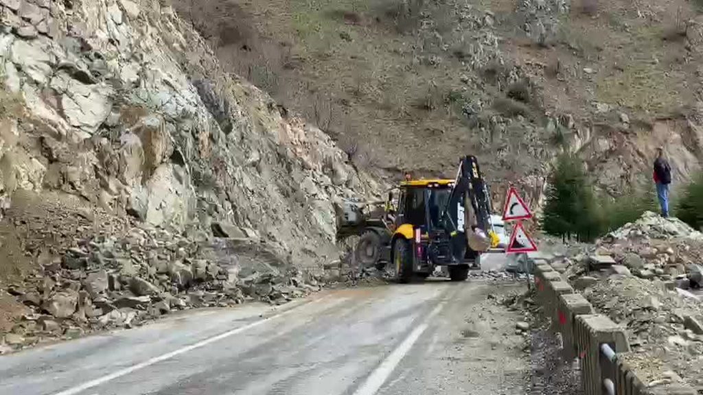 Ardahan-Artvin yolunda heyelan meydana geldi