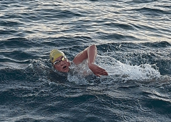 Yüzücü Aysu Türkoğlu, Cook Boğazı geçişini tamamladı