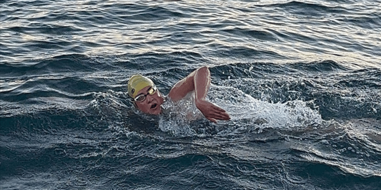 Yüzücü Aysu Türkoğlu, Cook Boğazı geçişini tamamladı